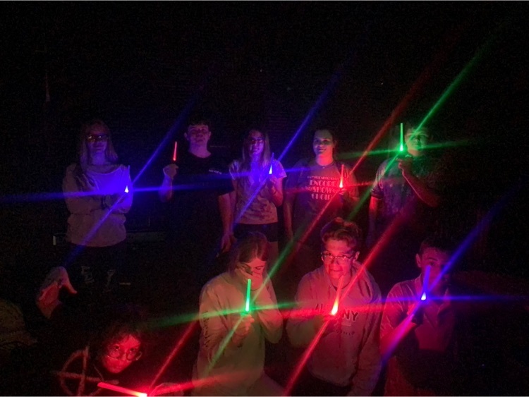 kids with light sabers 